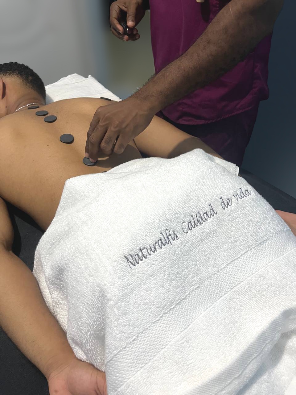 Sesión de fisioterapia personalizada en Naturalfis - Profesionales atendiendo pacientes